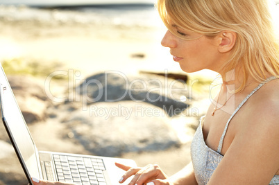 outdoor picture of blond with laptop