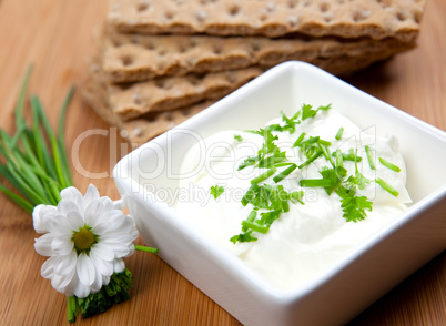 Kräuterquark und Knäckebrot/ curd with herb and crispbread