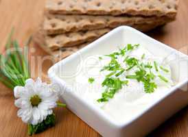 Kräuterquark und Knäckebrot/ curd with herb and crispbread