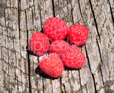 Himbeeren auf Holz