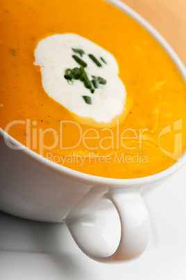 Kürbissuppe in einem weißen Suppenteller