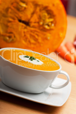 K?rbissuppe in einem weißen Suppenteller