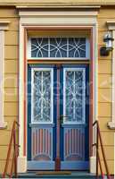 Nostalgische Tür und Tor in Blau mit Muster