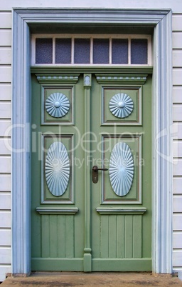 Nostalgische Tür und Tor in Grün mit Muster