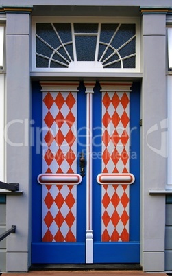 Nostalgische Tür und Tor in Blau mit Muster