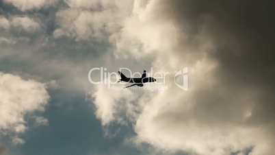 Flugzeug fliegt in Wolken