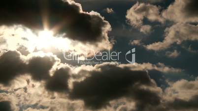 Wolken Zeitraffer mit Sonne