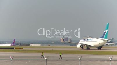 Boeing 737 waits while second Boeing 737 lands