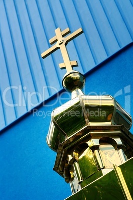 Goldener Turm mit Kreuz einer russisch-orthodoxen Kirche