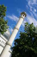 Weißes Minarett Turm einer muslimischen Moschee