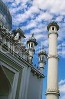 Weißes Minarett Turm einer muslimischen Moschee