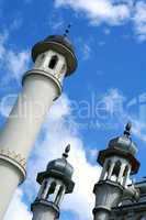 Weißer Minarett Turm einer muslimischen Moschee