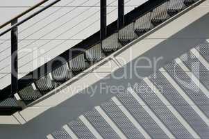 Treppe mit Stufen aus Metall und einem abstrakten Schatten
