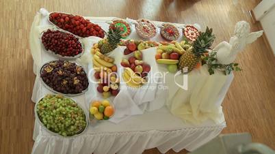 Obst und Früchte an großem Tisch