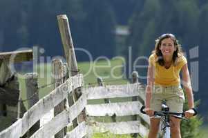 Frau beim Mountainbiken