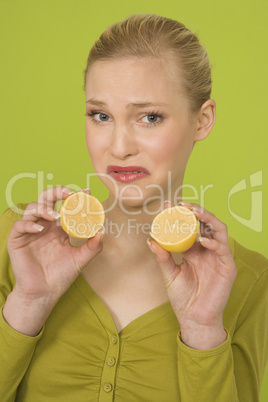 Frau mit Zitrone