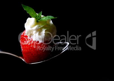 Erdbeere mit Sahne und Minze / strawberry with cream and mint