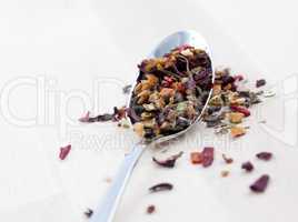 loser Tee auf Löffel / loose fruit tea on spoon