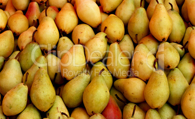 Pears on a market stall