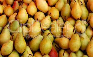 Pears on a market stall