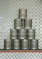 Pyramide aus gestapelten Konservendosen Pyramid of stacked cans