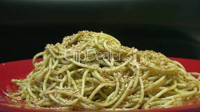 Spaghetti mit Pesto und geriebenem Parmesan