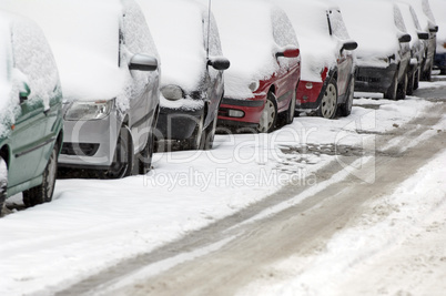 Parkende Autos im Winter