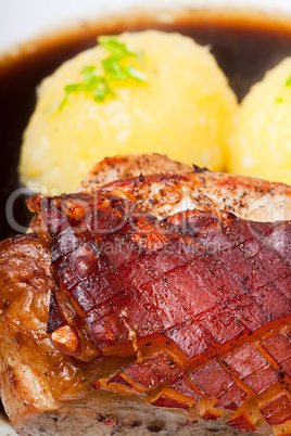 Bayerischer Schweinebraten mit Kartoffelknödel