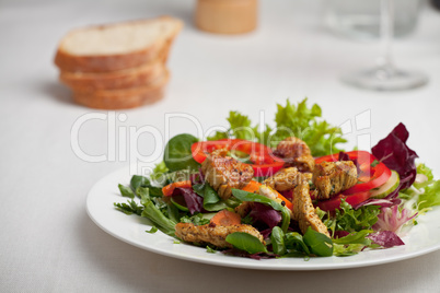 Salat mit gebratenen Hähnchenstreifen