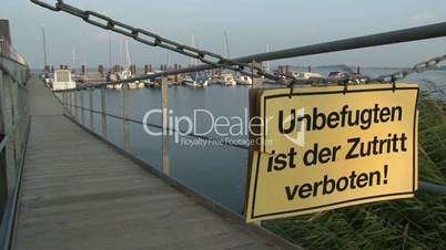 Unbefugten ist der Zutritt verboten! Segelboothafen