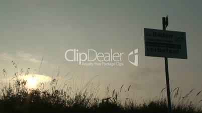 Schild am Strand