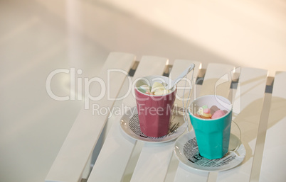 Zwei Becher auf einer SonnenliegeTwo cups on a  sunbed