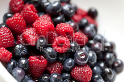 Heidelbeeren und Himbeeren