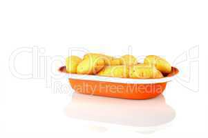 Frisch geerntete Kartoffeln in Tongefäß