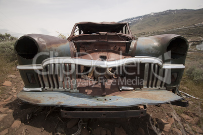 Schrottauto liegen geblieben auf einem Berg