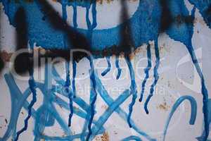 Zerlaufenes Graffiti in blau