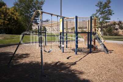 Klettergerüst mit Schaukel auf einem Spielplatz