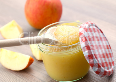 frischer Apfelmus im Glas / fresh apple puree in glass