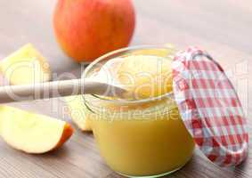frischer Apfelmus im Glas / fresh apple puree in glass