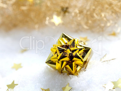 goldenes Geschenk im Schnee / golden gift in snow