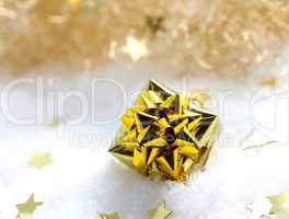 goldenes Geschenk im Schnee / golden gift in snow