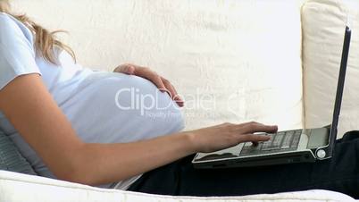 schwangere Frau am Laptop