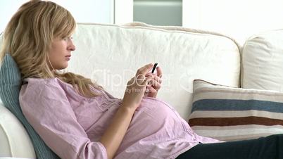 schwangere Frau mit Handy