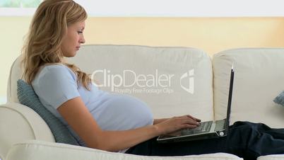 Schwangere mit Laptop