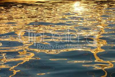goldene Wasserspiegelung