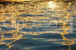 goldene Wasserspiegelung