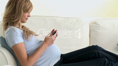 schwangere Frau mit Handy
