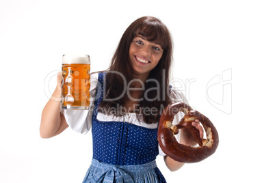 Frau im Dirndl mit Bier und Brezel