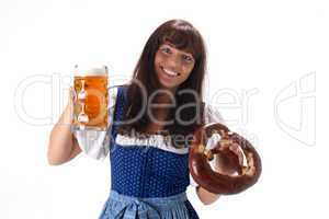 Frau im Dirndl mit Bier und Brezel