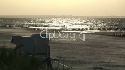 Sonnenuntergang mit Strandkörben ( Ostsee , Insel Poel )